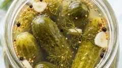 Não jogue fora a salmoura dos pepinos: maneiras inesperadas de usá-la